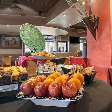 Does La Posada Lodge & Casitas offer breakfast?