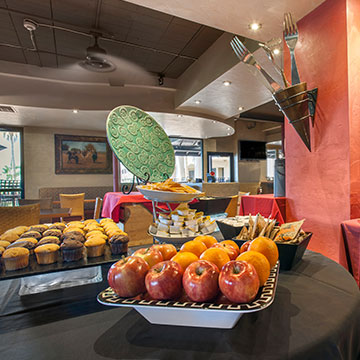 Does La Posada Lodge & Casitas offer breakfast?