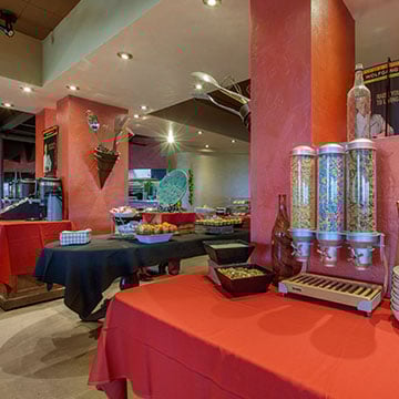 Does La Posada Lodge & Casitas offer breakfast?